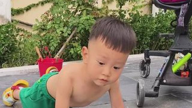 跟着爹走到哪练到哪#阳光小男孩 #爱运动的宝宝 #看着你一天天长大