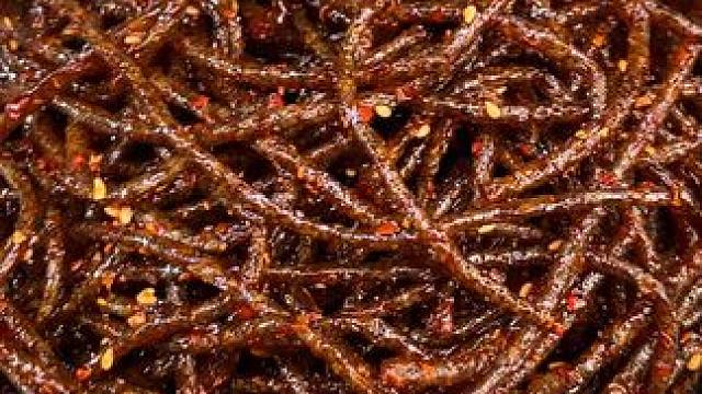 真的是出乎意料的好吃啊，越吃越辣，真的很上头#无辣不欢 #辣条 #零食推荐 #解馋