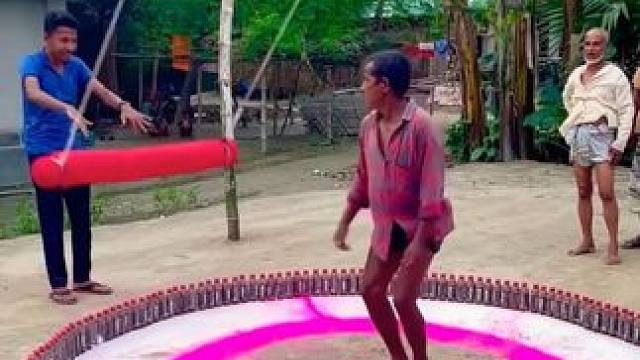 不可思议的跳秋千挑战，跳过几次就能领取几瓶饮料。#挑战极限