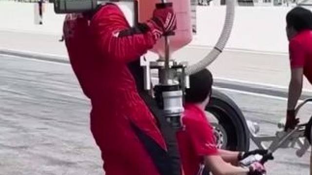 motogp比赛换胎，你见过吗#motogp #摩托车比赛 #滑胎过弯 #大神控车 #危险动作请勿模