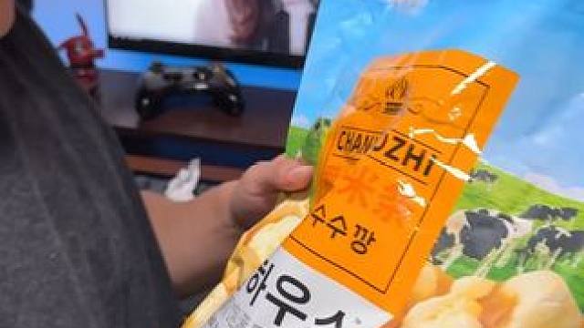 看剧还是要配着玉米条吃，兄弟们说对不对#零食推荐  #零食 #追剧