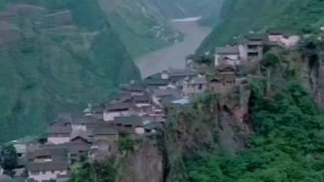 云南宝山石头城，108户村民共居一块巨石上，三面悬崖绝壁，仅有两座石门可以出入，脚下就是波涛汹涌的金