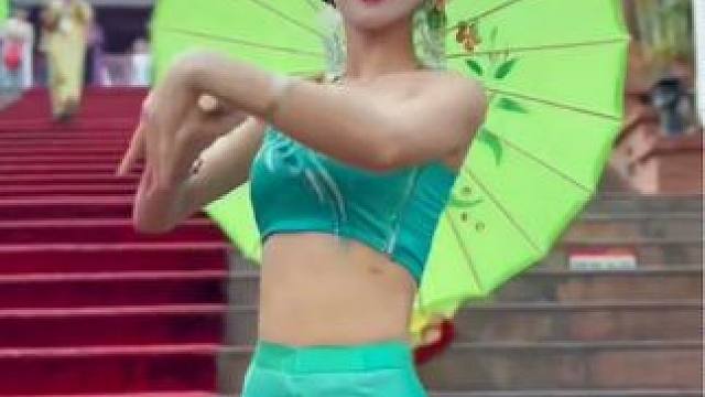 西双版纳民族风情歌舞。#西双版纳 #东南亚风情 #傣族舞 #傣族姑娘 #旅行推荐官