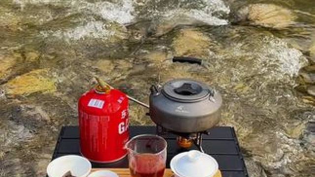 最放松的时候就是一个人，什么都不用想，抛开哪些人情世故，你不用费力去迎合别人。找个喜欢的地方，吹一吹