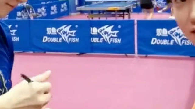 孙颖莎：出樊振东签名球拍