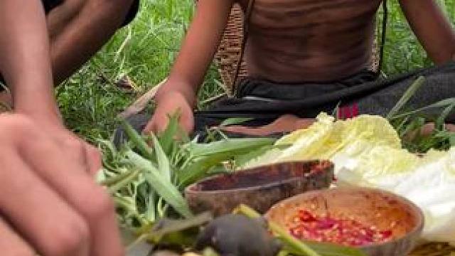 户外野炊烤田螺