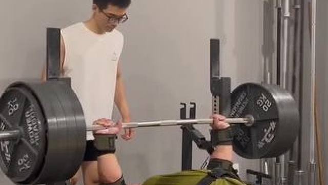 200kg卧推  继续打磨 #力量举入门 #日常训练 #力量举 #卧推 #大重量训练