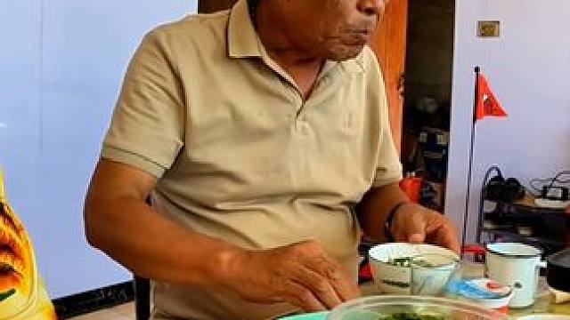 沙和尚一家都很会吃，火锅必须吃原味的，牛油底料从来一口不动#农家饭 #乡村美食 #家庭火锅 