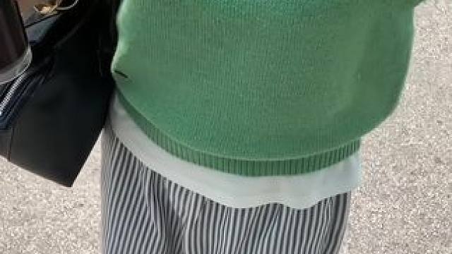 真的好爱叠穿好韩啊！ 小清新的绿色针织背心叠穿白T搭配条纹休闲裤  这一身舒适又减龄  真的太好看了