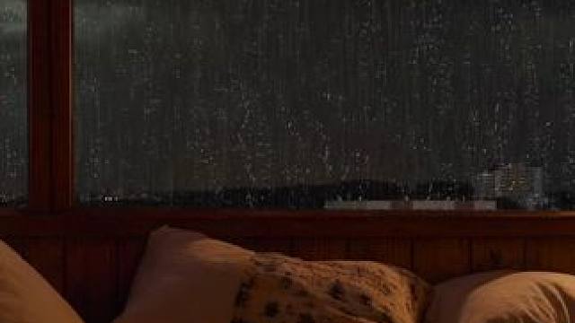 在雷雨夜的舒适小屋，窗外有雨声，和远处雷声，助眠氛围 #白噪音 #助眠声音 #睡眠音乐 #催眠疗愈 
