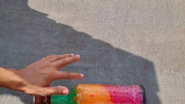 楼梯滚瓶子爆破解压时刻