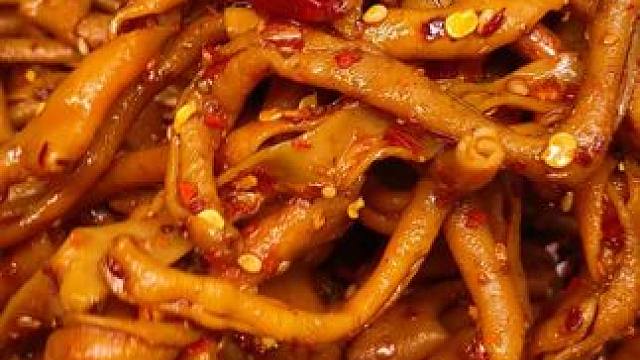 不得不说这个湖南的香辣鸭脆肠是真的好吃，吃起来QQ弹弹的卤的特别入味，太上头啦#妈呀太香了 #无辣不