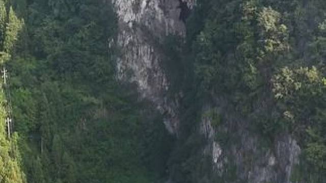 如果路途中遇上这样的公路，你是继续走还是去找下一个出口#沿途风景随拍 #山路险峻 #自驾游
