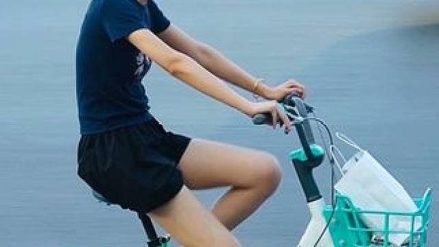 西安人最近耶不耶啊，戴着头盔直接蒸桑拿#西安机车街拍 #南门追焦 #西安女骑