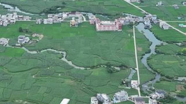 乡间田园风光，依山傍水#远离城市的喧嚣 这样的地方你喜欢吗#好山好水好风景 #旅行推荐官 #稻田风光