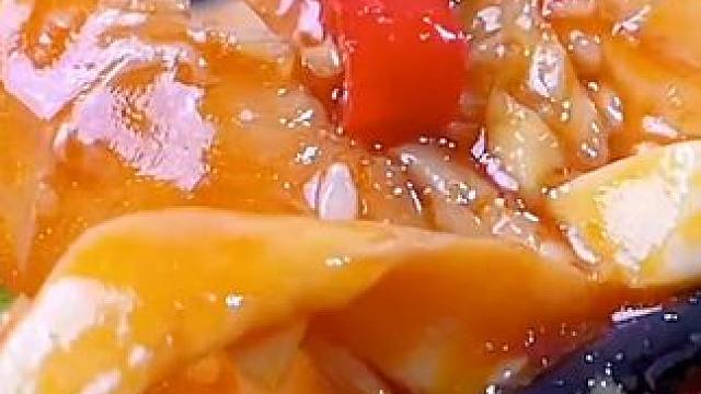 鸡腿的这个做法你一定没吃过，汤鲜味美，鸡肉香辣又入味