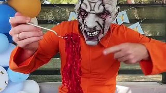 美女方便面被坏人下料，最后老公一招完美解决！ #看一遍笑一遍 #老外真会玩 #这操作都看傻了 #哈哈