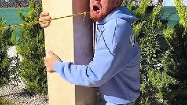 男子拔牙被妻子折磨，结局让人万万没想到！ #看一遍笑一遍 #这操作都看傻了 #老外真会玩儿 #哈哈哈