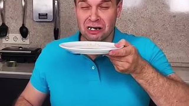 和儿子互换彩虹糖，最后牙齿却都整没了！ #看一遍笑一遍 #哈哈哈哈娱乐一下 #意想不到的结局 #老外