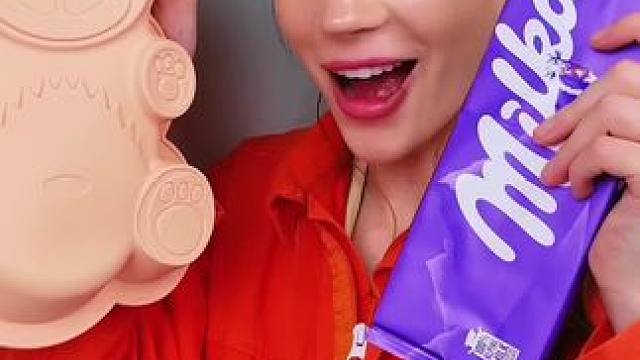 偷吃保安超大号巧克力，这招数简直太牛了！ #看一遍笑一遍 #哈哈哈哈娱乐一下 #哈哈哈皮一下 #老外