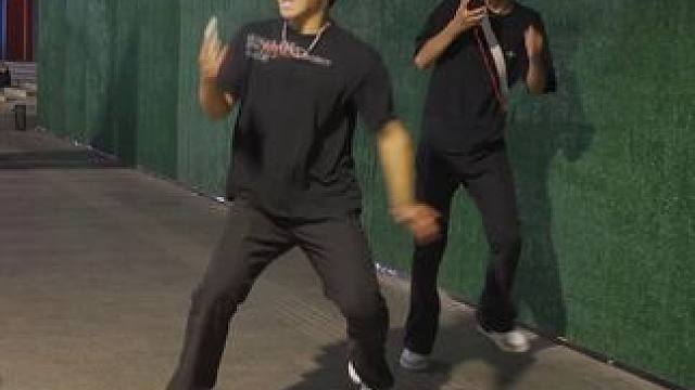 妹子以为是雕塑想合影 结果是雕塑竟然会动#搞笑 #野生大肥扬 #有趣的灵魂