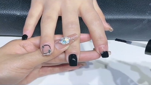 女子美甲致真菌感染，治疗近万元！