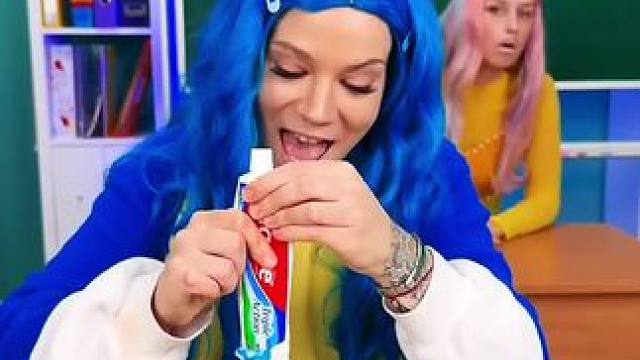 牙膏里面居然藏口红，美女最后直接蒙圈了！ #看一遍笑一遍 #老外真会玩 #哈哈哈哈娱乐一下 #哈哈哈