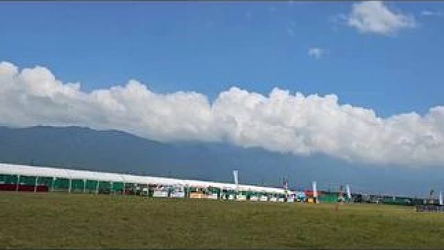 #感受一下音乐节现场感染力 #演出现场视频 #嗨翻全场  音乐现场 ，天空很给