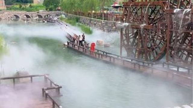 这样的乡村你喜欢吗？有山有水，这里水雾缭绕，仿佛进入了人间仙境。〈每天水雾开起时间早8点半至下午6点