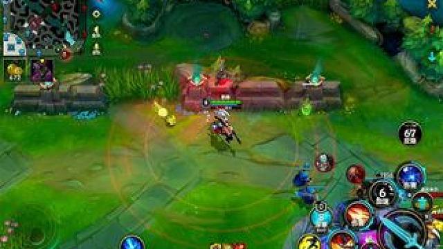 奇葩对局英雄歧视哥和段位歧视姐 真的奇葩进来就嘲讽凯隐英雄 想恶心段位歧视姐吃我打野野怪 还义正言辞