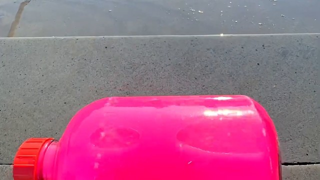 楼梯滚瓶子爆破解压时刻