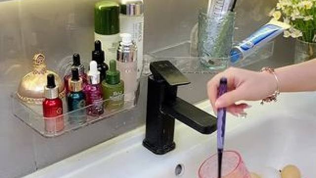 装一个这样的水龙头吸盘置物架，平时用的洗护用品，都可以放上去收纳#吸盘置物架 #卫生间好物 #置物架