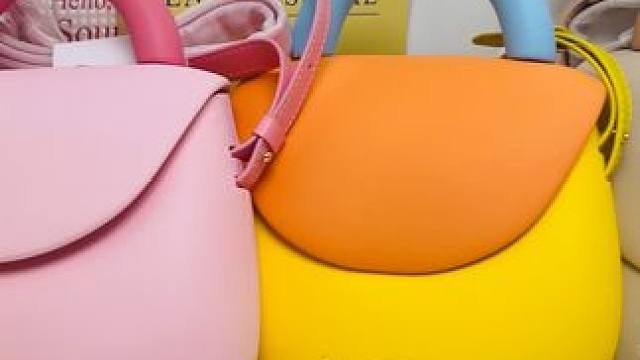 简直太漂亮了！谁能拒绝这个多巴胺配色的葫芦包啊，出门背一个回头率那是相当高！