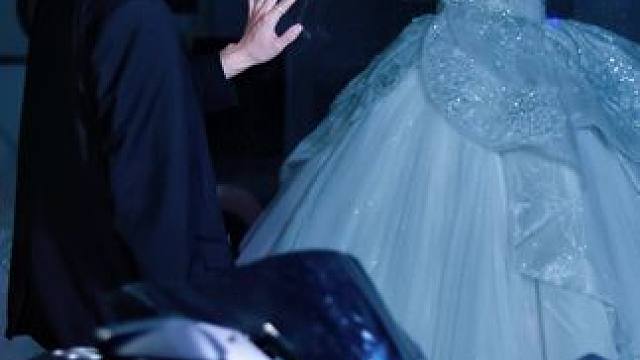 那天我看着婚纱坐了很久，不止一次的幻想你穿上的样子#机车 #机车摄影 #摄影 #拍照姿势 #婚纱