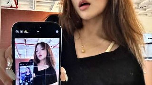 怎么能放过遇到的每一面镜子呢！！！ #拍照姿势 #2024早秋时髦主场 #浅浅期待一下秋冬穿搭 #对