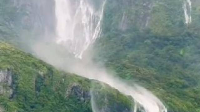 以我的文化，已经无法表达出她的壮美了，要是李白来过，一定会留下一首旷世绝美的好诗！#大自然的鬼斧神工