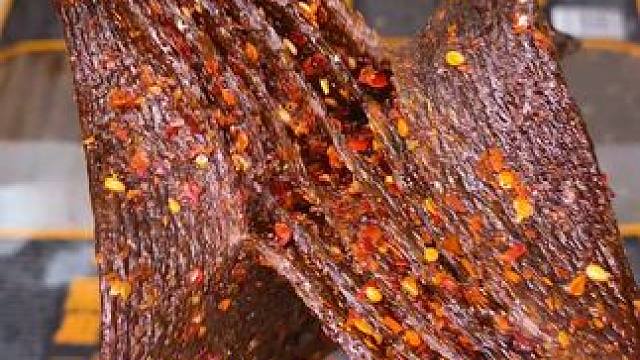 能吃辣的一定要试试这个黑金辣条，真的又麻又辣，特别过瘾#好吃到停不下来 #妈呀太香了 #零食推荐