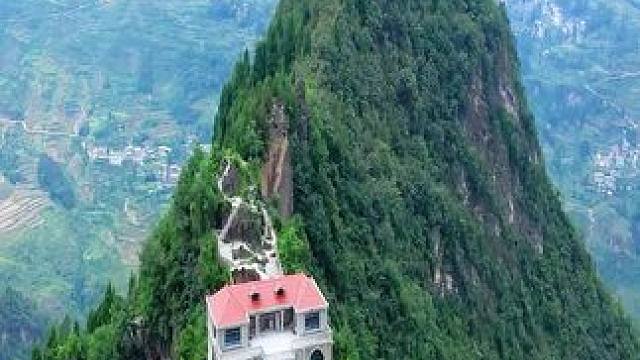 贵州农村小伙打工20年回家盖别墅，没想到是这种地方，看着太险了