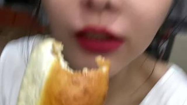 #好好吃饭好好生活 #妈呀太香了 #甜品治愈一切 #秋天的第一块月饼 #超便宜超划算 新款板栗橱窗❤