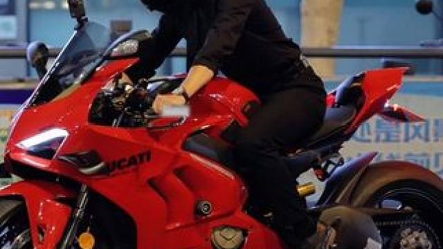 总要热爱点什么，不能被无趣的生活吞没 #机车摄影 #街拍 #杜卡迪