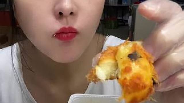 #好好吃饭好好生活 #妈呀太香了 #秋天的第一块月饼 #晒美食是对平凡生活的热爱 #甜品治愈一切