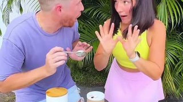 把盐变得更多的方法，这操作简直太牛了吧！ #看一遍笑一遍 #老外真会玩 #这操作都看傻了 #哈哈哈哈