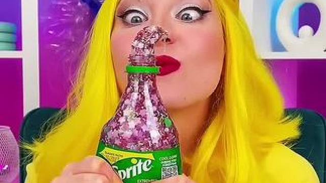 棒棒糖居然还能这样吃，真的是长见识了！ #看一遍笑一遍 #老外真会玩 #这操作都看傻了 #哈哈哈哈娱