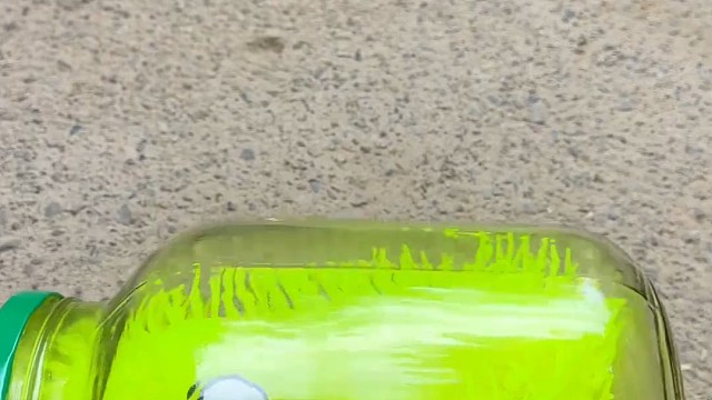 楼梯滚瓶子爆破解压时刻