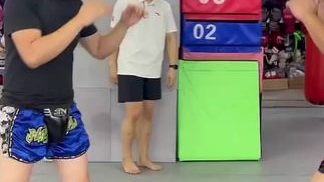 没有铺垫的后扫踢 是很难打中人的、 我的意思是 她离开的这么果断 或许是蓄谋已久的呢～#泰拳 #自由