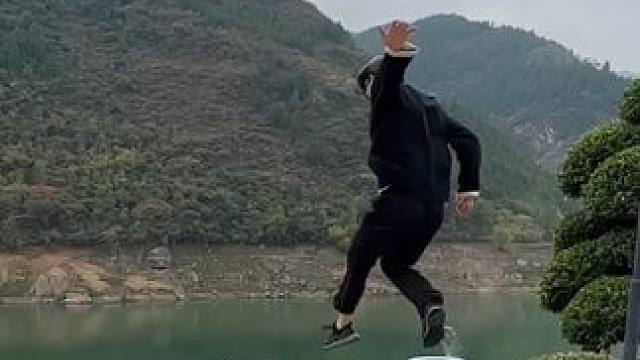 哥哥姐姐 叔叔阿姨 能不能给个免费双击+关注 #专业动作请勿模仿