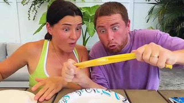 用香蕉玩出新花样，这操作简直太有才了！ #看一遍笑一遍 #意想不到的结局 #这操作都看傻了 #哈哈哈