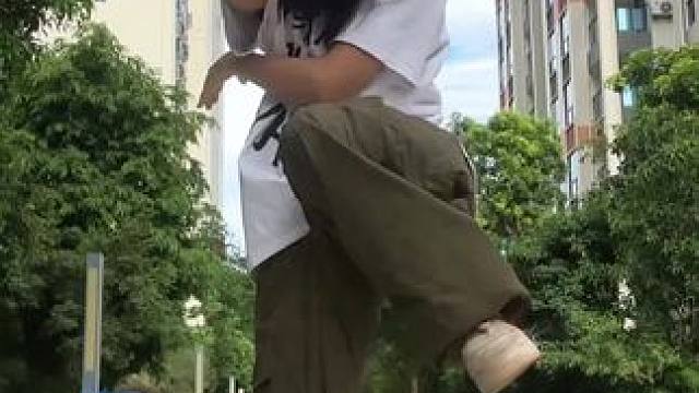 今天镜头前有两位爷爷在监督着，还有一位外卖小哥路过给我鼓励！ 跳得可卖力了我#tfboys #爱出发