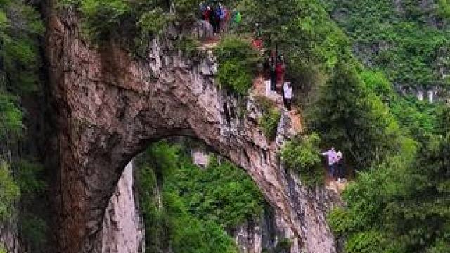 总有人面对阴险的挑战，会义无反顾#悬崖绝壁 #冒险