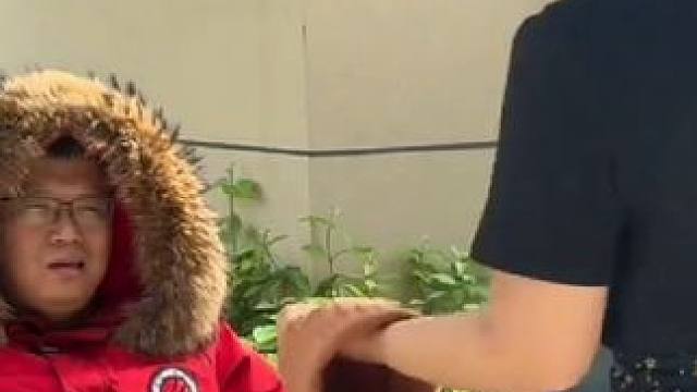 年轻不对老婆好，老了夏天穿棉袄#看一遍笑一遍 #搞笑视频 #婚姻